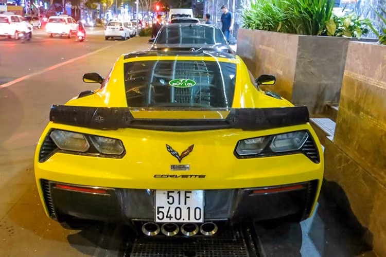 Công suất tối đa của xe là 650 mã lực, cùng với mô-men xoắn cực đại đạt 881 Nm. Dù mạnh mẽ nhưng Corvette Z06 Stingray vẫn có mức tiêu thụ nhiên liệu khá ấn tượng nhờ công nghệ ngắt xi-lanh, giúp xe chỉ chạy bằng 4 xi-lanh khi không cần sức mạnh lớn.