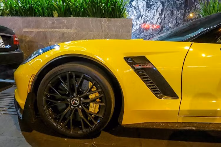 Corvette Z06 Stingray được trang bị bộ mâm đúc với thiết kế nhiều cánh, có bản rộng hơn các phiên bản thường với kích thước mâm phía trước 19 và sau 20 inch. Nằm sau bộ mâm là phanh hiệu năng cao Brembo.