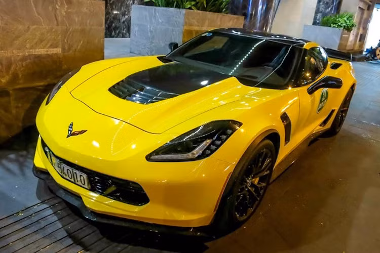 Được biết chủ nhân của chiếc siêu xe Chevrolet Corvette Stingray Z06 thứ 2 màu vàng này là một người cực kỳ đam mê các dòng xe "cơ bắp" Mỹ. Trước Z06, anh cũng đã sở hữu chiếc Chevrolet Camaro ZL1 độ 750 mã lực mạnh nhất Việt Nam.