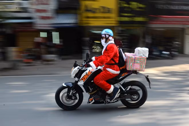 Nhóm ông già Noel cưỡi môtô khủng tại Việt Nam sẽ tiếp tục trao quà cho các em nhỏ ngày 24/12 cũng sẽ mang lại niềm vui và biến ước mơ của các bé thành hiện thực trong dịp Giáng sinh năm nay.