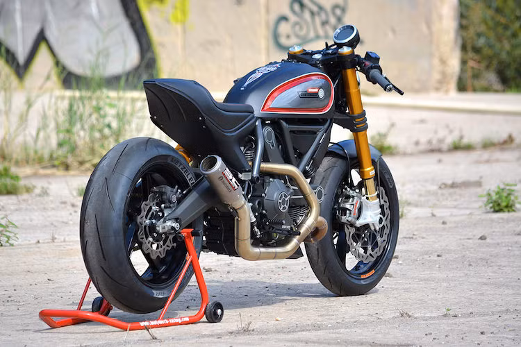 Không bị bó buộc trong những kiểu dáng quen thuộc như scrambler hay tracker cổ điển, Marcus Uwalz đã hoàn toàn "lột xác" Scrambler trở thành một chiếc cafe racer hiện đại.