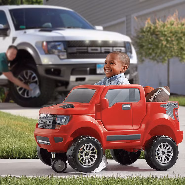Dành cho trẻ từ 5 tuổi trở xuống, Ford đã tạo ra chiếc xe đẩy chân F150 Raptor chỉ có giá 110 USD (2,4 triệu đồng).