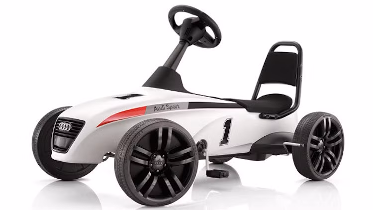 Trong khi đó, Audi thiết kế riêng cho trẻ em một mẫu xe ôtô đạp phỏng theo hình dáng nhiều mẫu concept của hãng, phù hợp với trẻ từ 3 tới 8 tuổi và có giá 329 euro (7,82 triệu đồng).