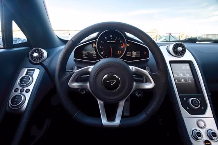 Điểm khác biệt chính của 650S Spider so với 650S đó là bộ mui xếp cứng dạng targa có khả năng đóng/mở trong dưới 17 giây ở tốc độ nhỏ hơn 30 km/h. Nội thất của xe có cách bố trí các chi tiết tối giản nhưng hiệu quả, giúp người lái không bị phân tâm khi điều khiển xe.