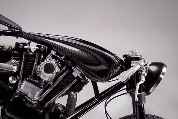 Động cơ nguyên bản của chiếc Sportster FLCH 1969 được dỡ ra cân chỉnh lại và "nuôi ăn" bởi chế hoà khí S&amp;S Super E Carb.