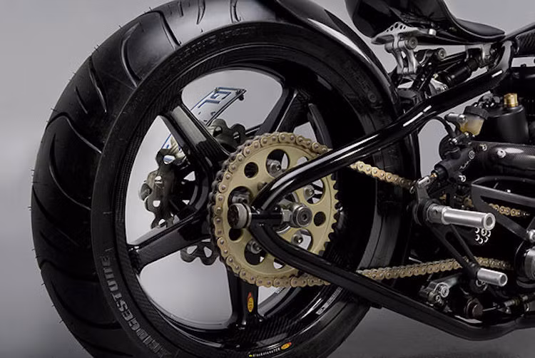 Toàn bộ thân xe đã được làm từ sợi carbon siêu nhẹ, những chi tiết không thể làm bằng sợi carbon sẽ được Robb thay bằng titan, nhôm hoặc thép gia cường.