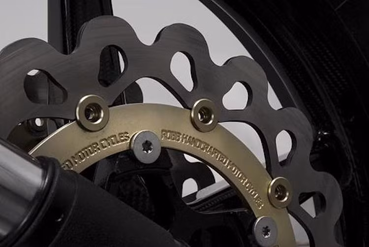 Những đĩa phanh CNC được hãm bởi heo Brembo đẳng cấp.