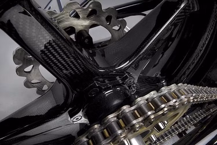 Ngay cả bánh xe cũng được làm từ sợi carbon bởi hãng Blackstone Tek.