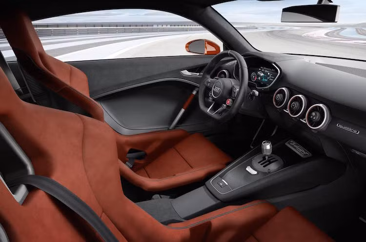 Cabin của xe được bọc trong vải Alcantara, đồng thời nhiều chi tiết nội thất làm từ sợi carbon.