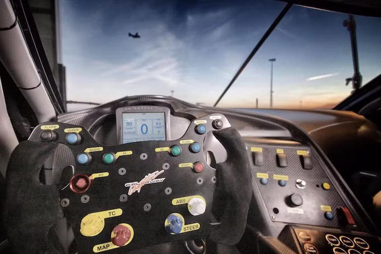 Nội thất của Callaway C7 GT3-R hoàn toàn vắng bóng các trang bị tiện nghi, thay vào đó là những nút bấm và công tắc điều khiển khác nhau. Vô-lăng của xe có dạng giống như xe đua F1.