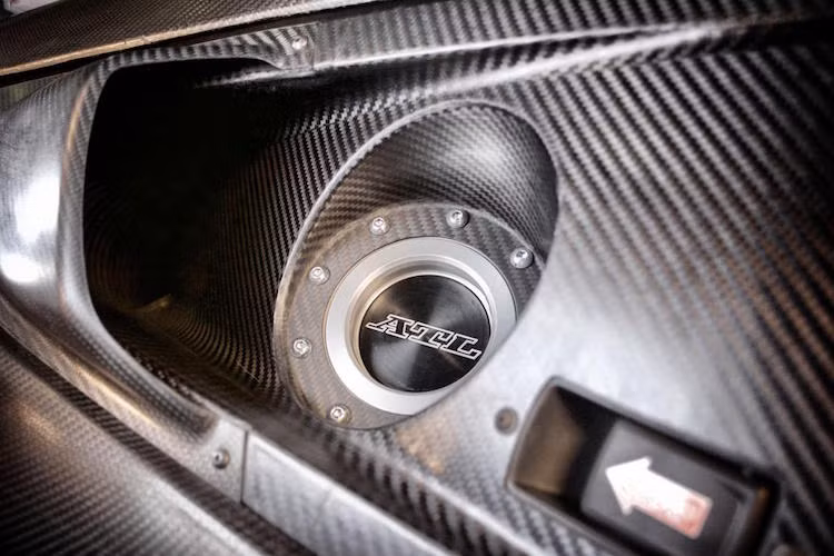 Nhằm tiết kiệm thời gian nạp nhiên liệu trong mỗi lần dừng lại ở đường pit, chiếc xe có nắp xăng nằm ở cả hai bên ô kính sau của hãng ATL.