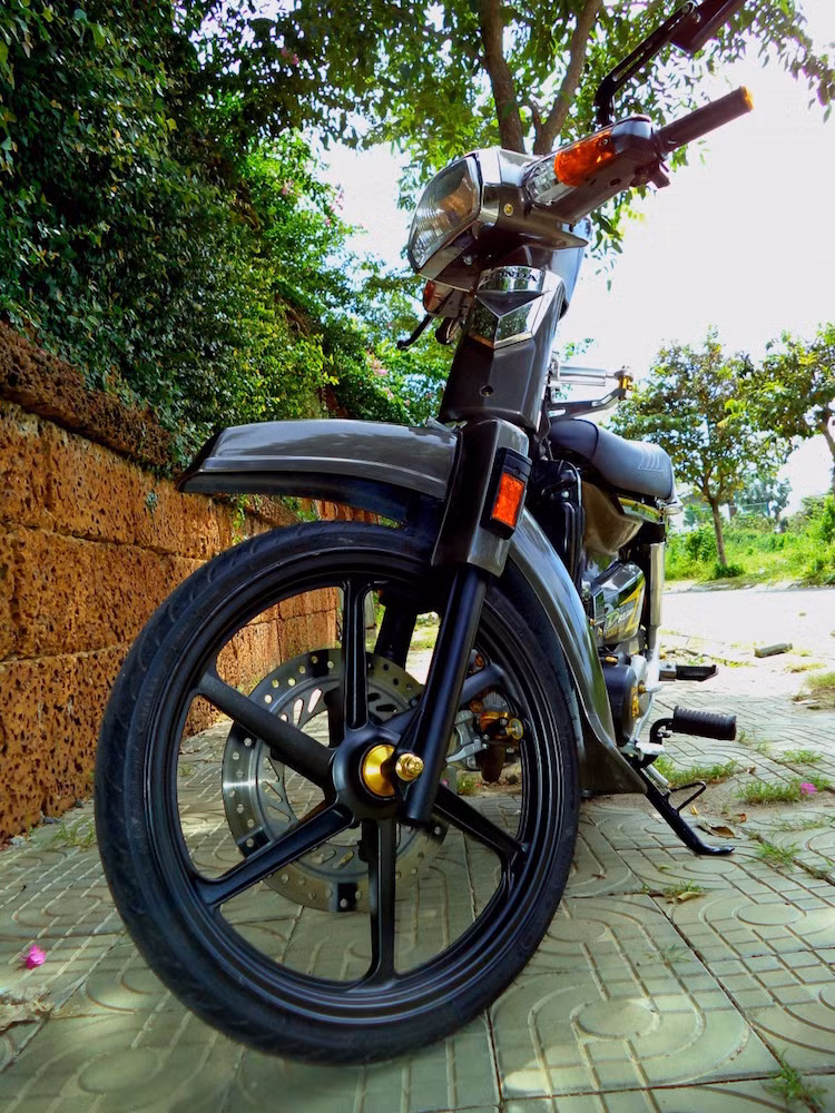 Đối với chiếc Super Dream kiểng trong bài viết này, chủ xe đã bắt đầu bằng cách thay cặp mâm đúc 6 cánh cùng phanh đĩa trước có nguồn gốc từ chiếc Honda CBR150R đời trước.