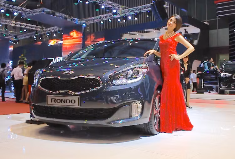 Xe sử dụng hệ thống dẫn động cầu trước và được tích hợp hộp số tự động 6 cấp tiêu chuẩn. Tại Việt Nam, Rondo có 4 phiên bản bao gồm 2 phiên bản sử dụng động cơ xăng và 2 phiên bản sử dụng động cơ Diesel.