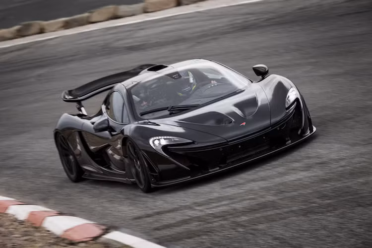 McLaren P1 sử dụng động cơ 3,8 lít V8 tăng áp kép và một động cơ điện, đem tới tổng công suất là 903 mã lực và mô-men xoắn cực đại 900 Nm. P1 nhanh hơn 11 giây so với McLaren F1 khi tăng tốc từ 0 lên 300 km/h, mặc dù tốc độ tối đa kém hơn F1 khi chỉ đạt 350 km/h.