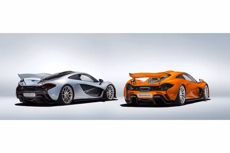 Một số chi tiết của chiếc xe để nguyên vân carbon không sơn bao gồm cánh lướt gió trước và sau, cùng với cánh khí động học phía sau hốc bánh trước.