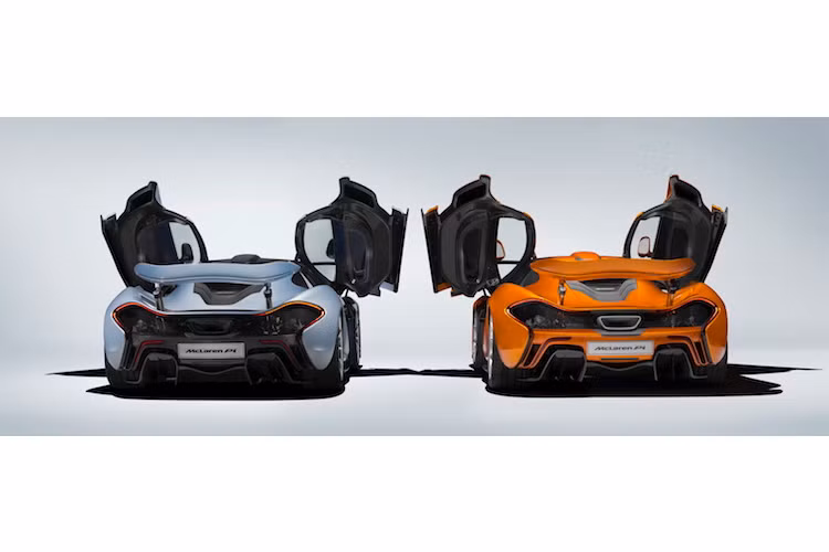 Nhân dịp chiếc P1 cuối cùng được sản xuất, McLaren cũng đã chụp lại nó bên chiếc xe đầu tiên có màu sơn bạc Ice Silver.