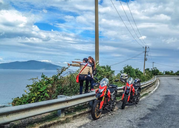 Biker Anh Trần cùng bạn bè và Ducati Hyperstrada dừng chân bên đường gần bán đảo Sơn Trà.