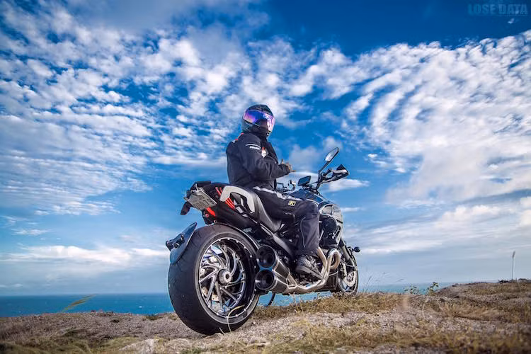 Một trong những chiếc Ducati Diavel độ "khủng" nhất Việt Nam trước biển trời bao la.