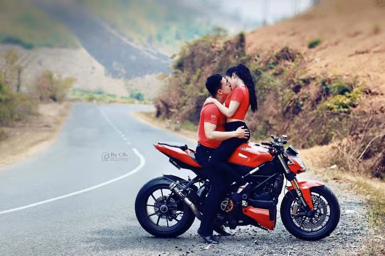 Biker Lê Đức Tín cùng hai "tình yêu lớn" trên Quốc lộ 27.