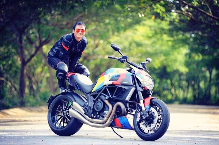 Cùng với chiếc Diavel đa sắc màu, biker Lộc Tô Châu tại Cần Thơ đã chia sẻ thông điệp: "Phía trước... Là của bạn!". Đây là bức ảnh đầu tiên được lọt vào vòng trong cuộc thi Tôi yêu Ducati.