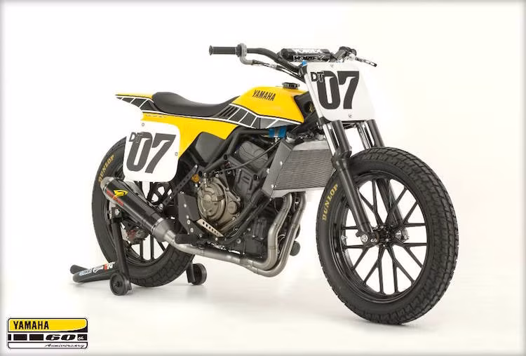 Cặp vành của xe là hàng "độ" tới từ hãng Propulsion Labs, kết hợp với những chiếc lốp gai giống xe đua dirt tracker trước đây.