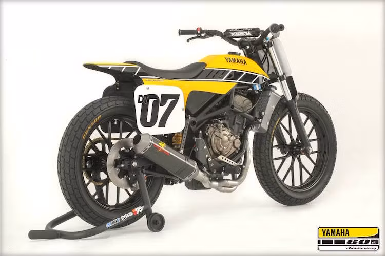 Bộ khung của bản độ DT-07 cũng như gắp sau là hàng "thửa riêng", trong khi phuộc trước được lấy từ Yamaha R6. Tuy nhiên do chiếc xe không còn phanh trước nên phuộc cũng đã được sửa đổi lại.