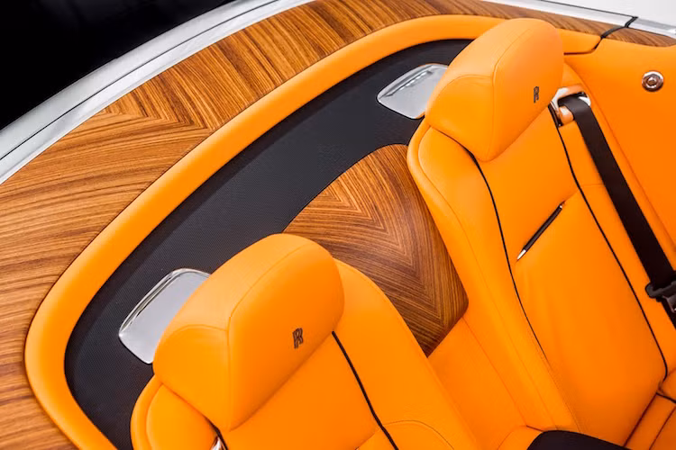 Nắp che mui của xe được ghép từ nhiều mảnh gỗ quý dài, hẹp giống như nhiều chi tiết ốp trong nội thất, lấy cảm hứng từ những du thuyền sang trọng trên biển.