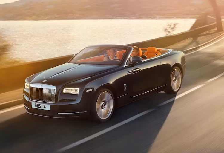 Thời gian tăng tốc từ 0-100 km/h của xe đạt 4,9 giây, trong khi tốc độ tối đa bị giới hạn ở mức 250 km/h.