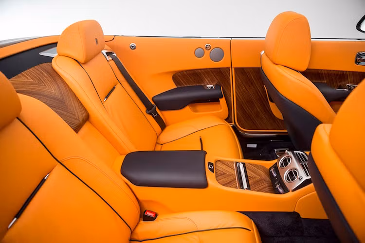 Có cách bố trí ghế ngồi 2+2, những chiếc ghế trên xe được thiết kế để nhấn mạnh tới "sự năng động nhưng thanh lịch" của chiếc xe.