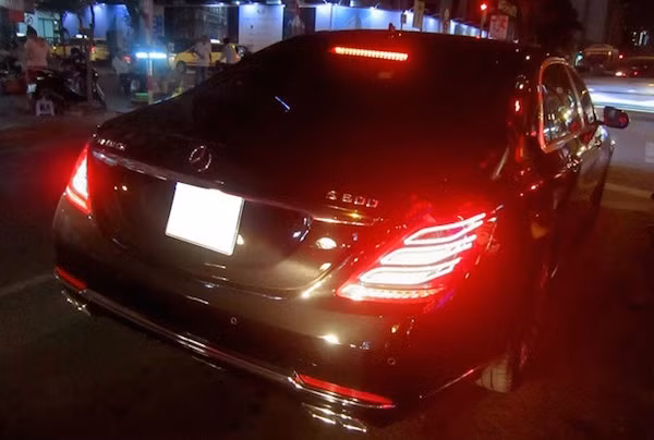 Mercedes-Maybach S600 bat ngo lan banh tren pho Viet