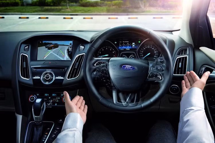 Sử dụng các cảm biến đặt quanh xe, chiếc xe có thể tự đánh lái để lùi vào chỗ đỗ. Người lái chỉ việc kiểm soát chân phanh và chân ga.