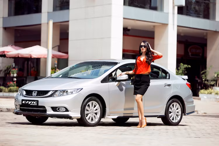 Trong khi đó, Lâm Thùy Anh là cái tên khá nổi trong giới người mẫu. Cô từng lọt vào Top 10 cuộc thi Siêu mẫu châu Á và chung kết Siêu mẫu Việt Nam 2013.