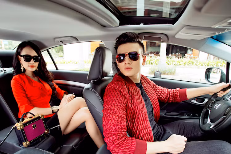 Không gian buồng lái của Civic Modulo khác biệt ở cách tiếp cận “giao diện thông minh” được bố trí hợp lý để dễ dàng tương tác và vận hành mà không làm phân tán sự tập trung của người lái. Nội thất của xe vừa thể thao, vừa thời trang.