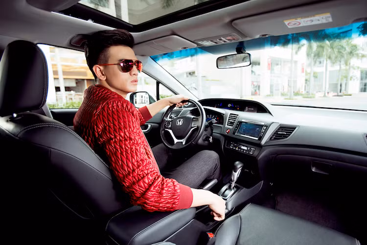 Bên cạnh đó là một loạt các tiện ích: hệ thống thông tin giải trí với đầu DVD và màn hình cảm ứng 7 inch, hệ thống âm thanh 6 loa, hệ thống định vị và dẫn đường Sygic và Chế độ thoại rảnh tay (HFT).