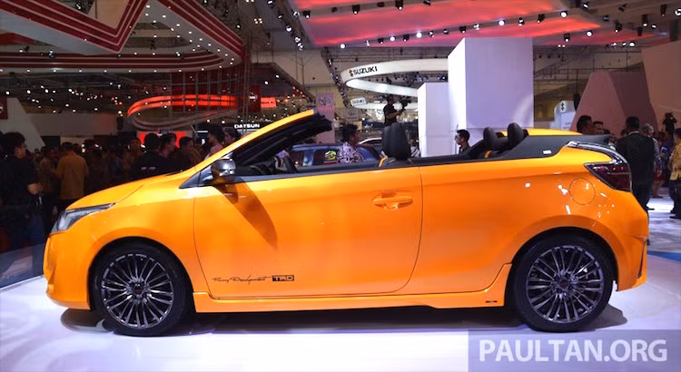 Ở hai bên thân xe, Yaris Legian có cửa trước dài hơn và loại bỏ cửa sau.