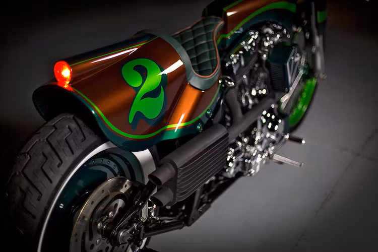 Xuất thân là một thợ sơn, không ngạc nhiên khi biết toàn bộ các chi tiết trên xe đều do chính Tom tự sơn. Màu xanh được sử dụng ở vành và vỏ lọc gió.