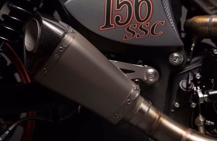 Mối liên hệ với superbike của xe được thể hiện qua hàng loạt các chi tiết "hàng hiệu" như pô Akrapovic, phanh Brembo Monoblock, phuộc Ohlins USD...