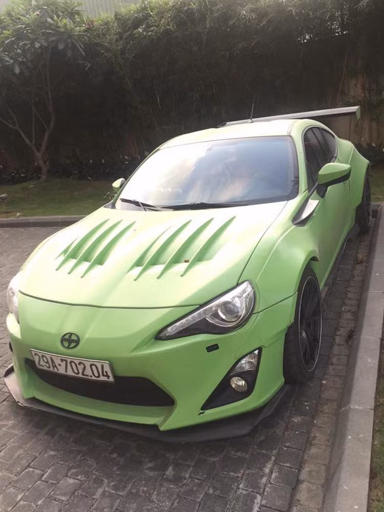 Bên cạnh ngoại thất, chiếc 86 cũng được chủ nhân độ thêm ghế thể thao trong khoang lái, đồng thời nâng cấp động cơ với bộ turbo của HKS.