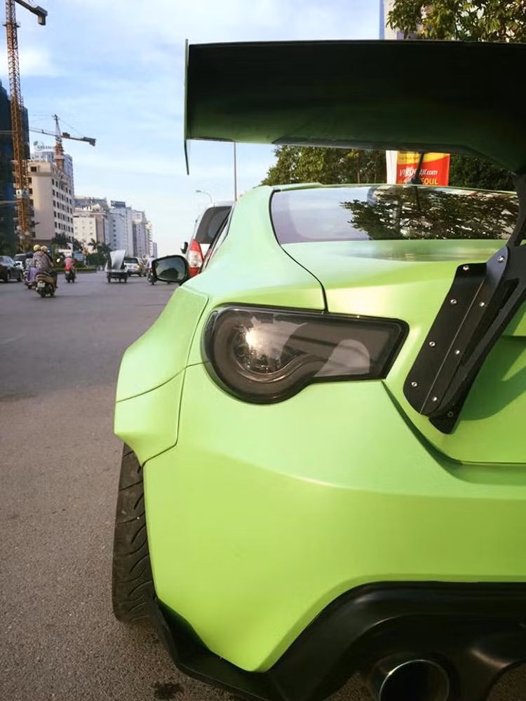 Phần đuôi xe cũng được trang trí bằng đèn hậu LED Valenti màu khói, bên cạnh cánh đuôi cực lớn bắt thẳng vào sau cốp xe đi kèm theo gói widebody Rocket Bunny.