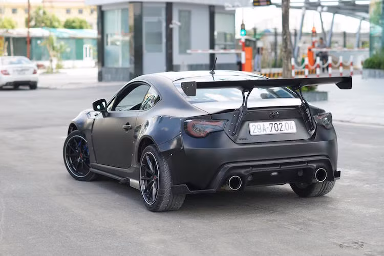 Khi mới mua về, chiếc GT86 có màu cam ánh kim, sau đó được chủ xe đổi sang màu đen sần và cuối cùng là màu xanh như hiện nay.