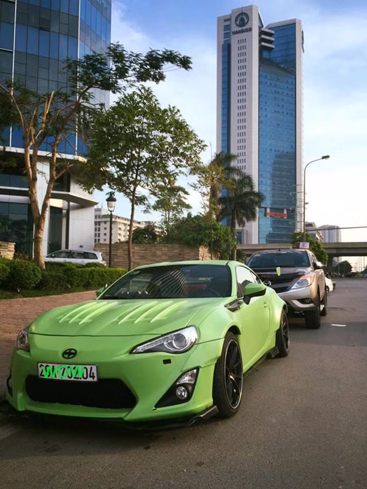 Nắp ca-pô được thay bằng loại với gân dọc thể thao của Wald International, trong khi cản trước có thêm nẹp carbon bên dưới.