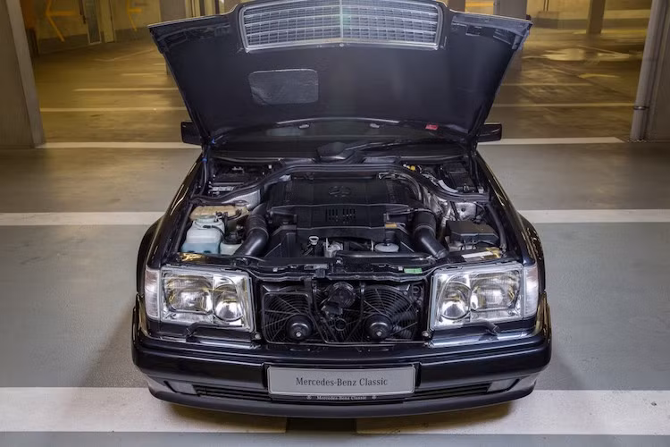 Điểm độc đáo nhất của E60 AMG đó là chiếc xe được trang bị động cơ 6.0l V8 đặc biệt, với công suất lên tới 378 mã lực và mô-men xoắn cực đại 580 Nm - những con số "không tưởng" với một chiếc sedan hạng trung cao cấp vào thời đó.