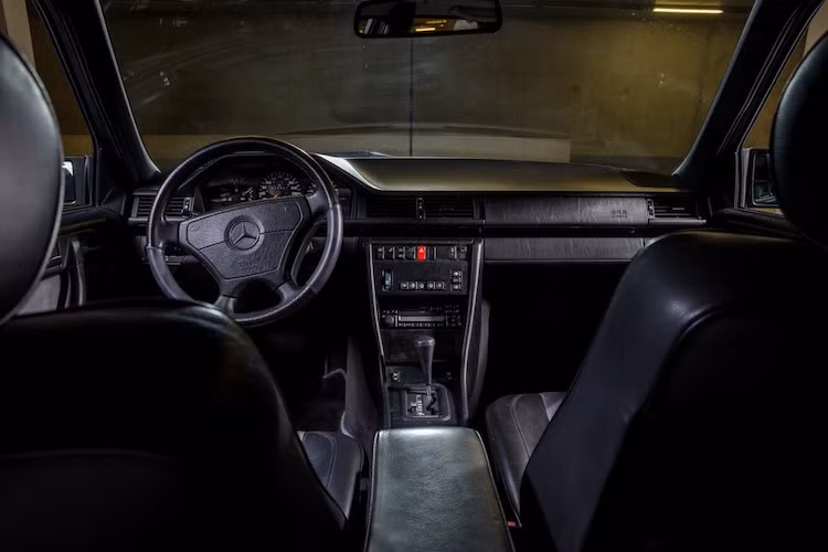 Nội thất của E60 AMG mang đậm phong cách của những năm 90 với những chi tiết vuông vức. Dù không có các trang bị hiện đại nhưng cabin xe vẫn gợi lên vẻ cao cấp nhờ vào chất liệu da thượng hạng.