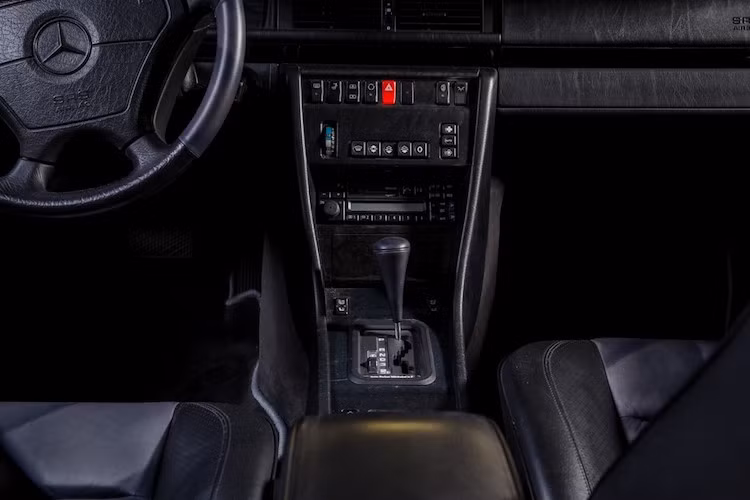 Với hộp số tự động 4 cấp, xe có thể đạt 0-100 km/h chỉ trong 5,4 giây và đạt tốc độ tối đa giới hạn điện tử 250 km/h như những "hậu duệ" hiện đại ngày nay,