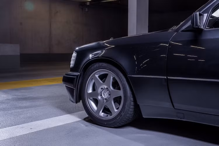 Được thiết kế dựa trên cơ sở chiếc 500E vốn đã mạnh mẽ trước đó, E60 AMG có bề ngoài gần như không khác gì so với 500E, ngoại trừ bộ mâm nhôm đúc 6 cánh đặc biệt.