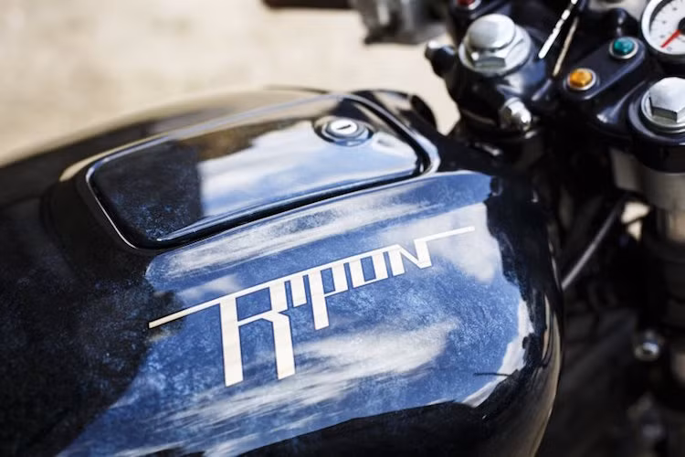 Bình xăng của xe có hai má ốp theo phong cách như những chiếc xe côn tay của Honda trước đây, nhưng được làm bằng da thay vì cao su. Toàn bộ thân xe được sơn lại trong màu đen với hoa văn đặc biệt, tạo cảm giác như một bầu trời sao.