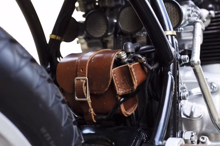 Khối động cơ 550 cc của chiếc môtô CB550 cũng đã được phục chế lại, với các chế hòa khí Mikuni mới. Nằm ngay bên dưới chế hòa khí là bình ắc quy được đặt trong một bao da đậm chất cổ điển.