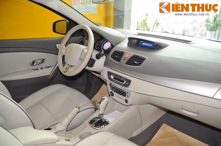 Bước vào nội thất, Megane một lần nữa tạo ấn tượng về sự thanh lịch, nhẹ nhàng với cabin mang tông màu kem sáng gần như tất cả các chi tiết - một điều khá hiếm gặp trên những mẫu xe hiện đại ngày nay.