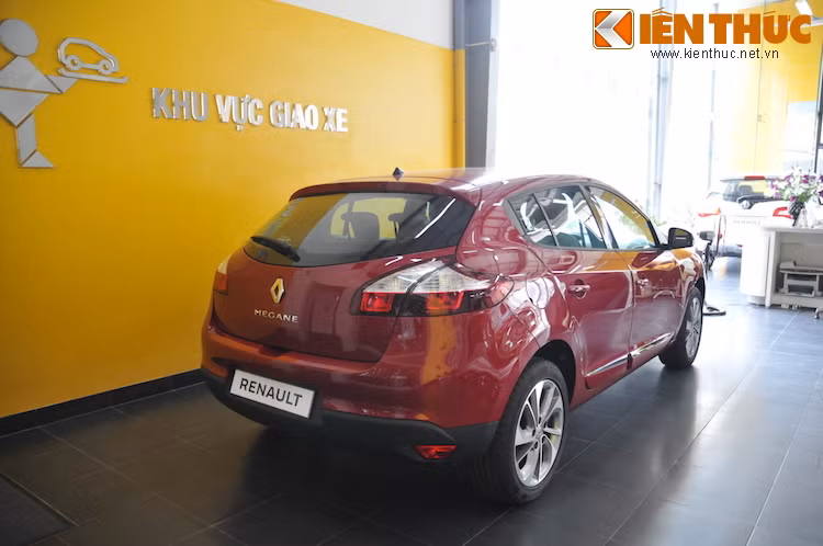 Các kích thước dài x rộng x cao của xe lần lượt là 4302, 1808 và 1471 mm.