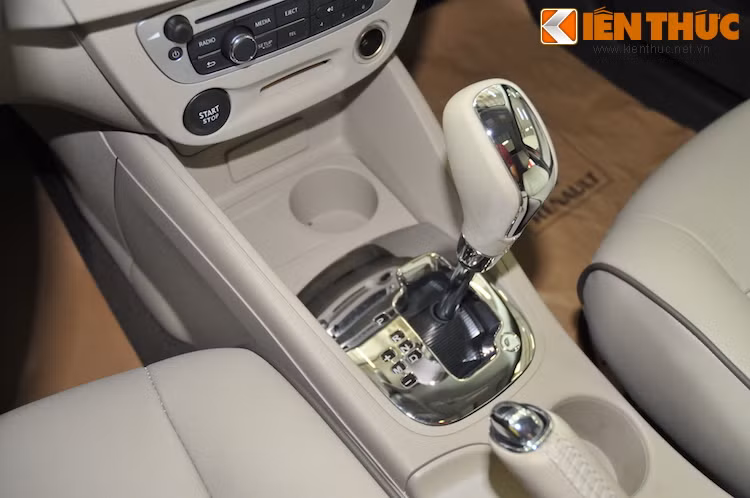 Dù không có chỉnh điện nhưng bù lại, các ghế trước của xe có độ ngả rất lớn, gần như tạo thành một mặt phẳng với mặt ghế sau. Một số chi tiết mạ chrome sáng bóng trong nội thất càng làm tăng thêm nét tinh tế cho chiếc hatchback tới từ Pháp này.